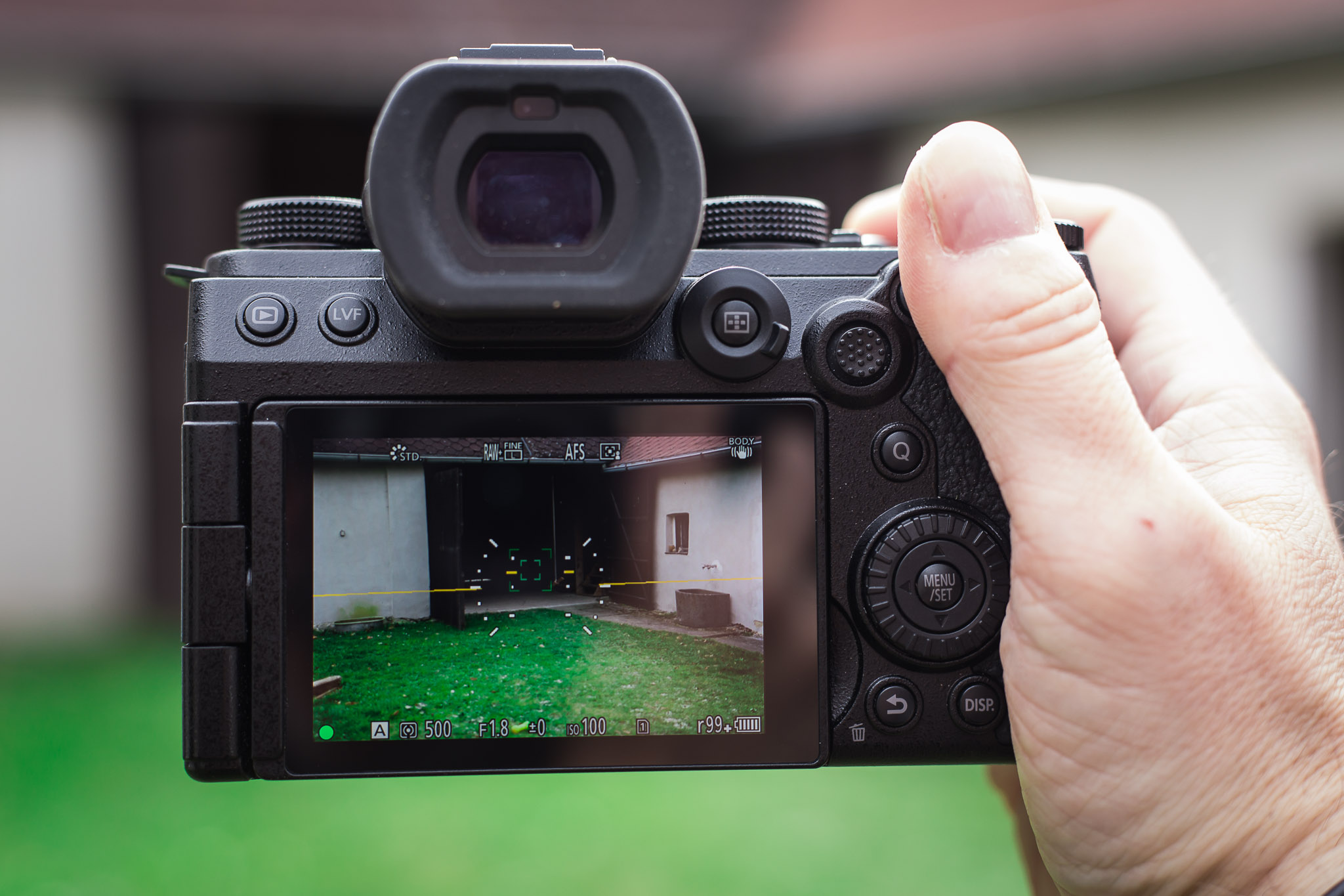 Panasonic LUMIX DC-S5 IIx - img5 LCD ze zadu