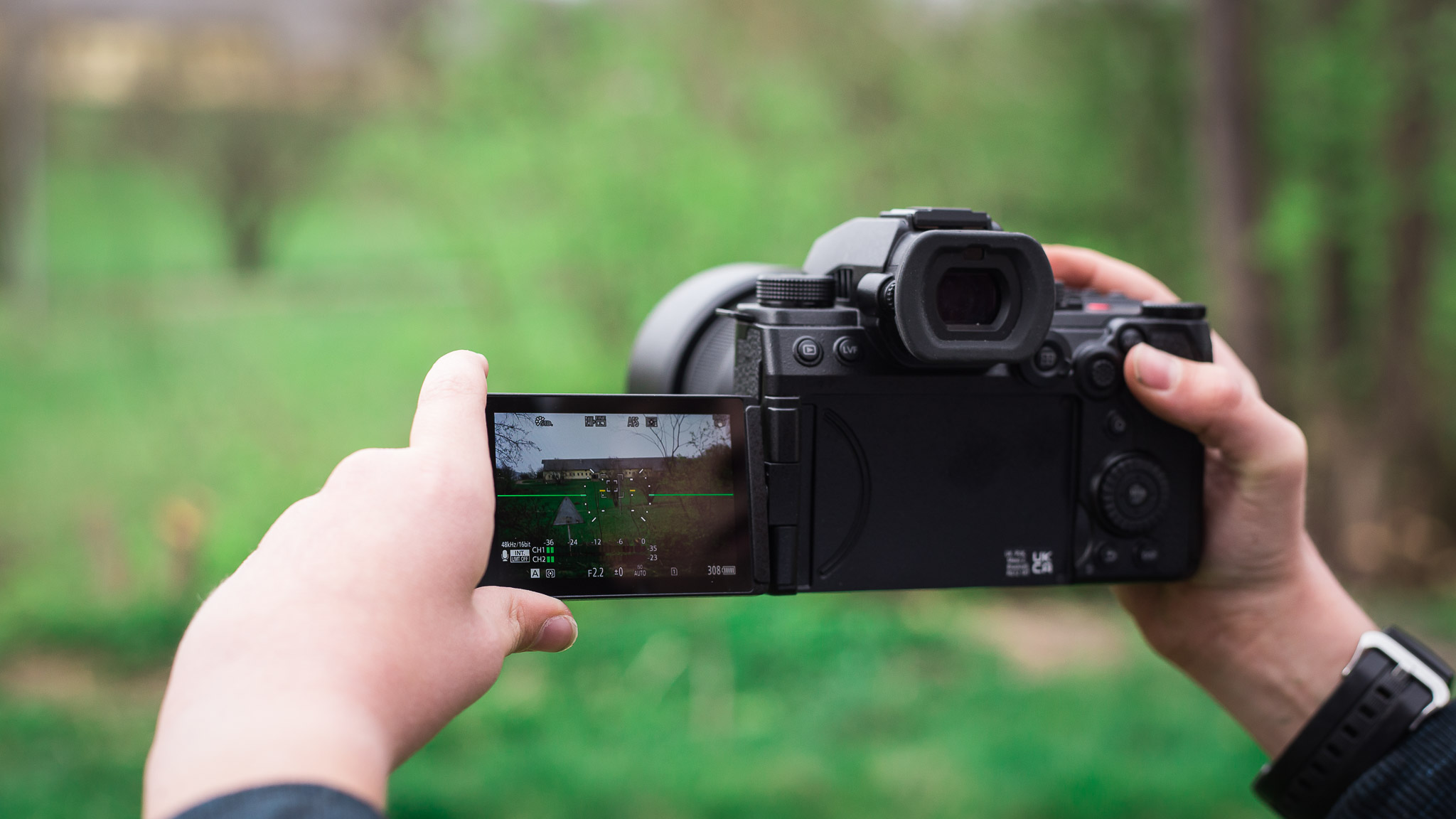 Panasonic LUMIX DC-S5 IIx - img18 LCD v ruce