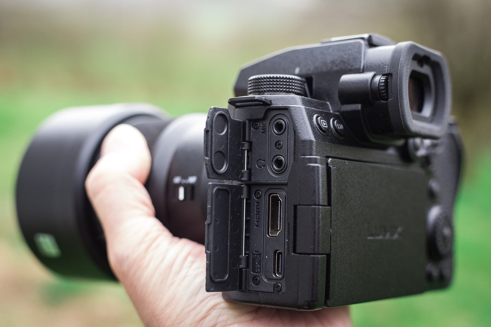 Panasonic LUMIX DC-S5 IIx - img20 detail konektory 2