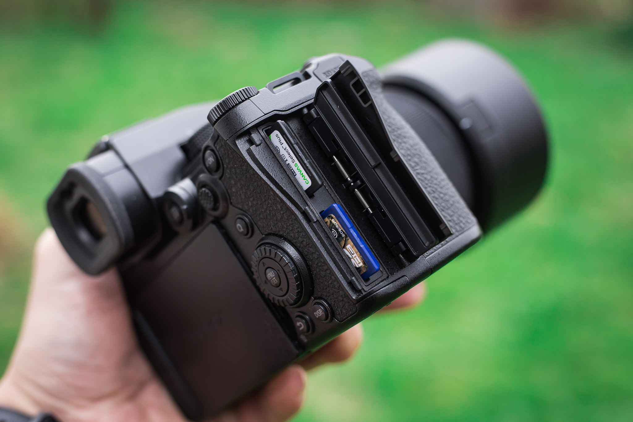Panasonic LUMIX DC-S5 IIx - img21 detail double slot karty